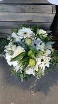 Bouquet Souffle d'Albâtre - gerberas, roses, iris et lys blancs, sublimés d'eucalyptus