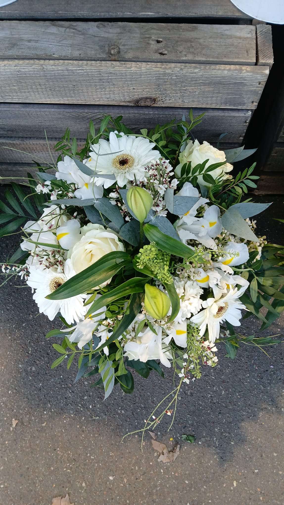 Bouquet Souffle d'Albâtre - gerberas, roses, iris et lys blancs, sublimés d'eucalyptus