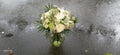 Bouquet Jardin de Givre - roses blanches, lys, achillée, lisianthus et wax, présentés en vase