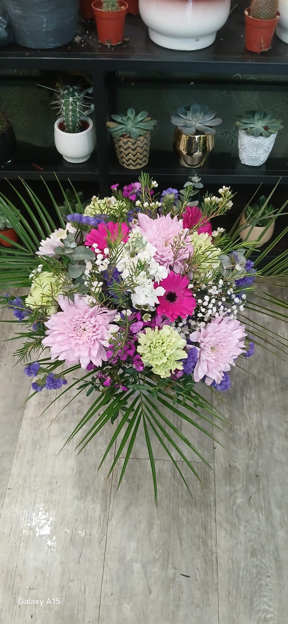 Bouquet Songe Pastel - chrysanthèmes roses, gerbera fuchsia, œillets verts et statice violet