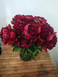 Bouquet Velours Écarlate - pivoines rouges somptueuses, présentées avec raffinement