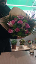 Bouquet Tendresse Rosée - roses roses et lys roses, nimbés de santini vert