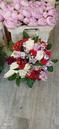 Bouquet Romance Pourpre - œillets rouges, alstroemeria rouge, lisianthus mauve, giroflées, pivoine blanche et lys blanc
