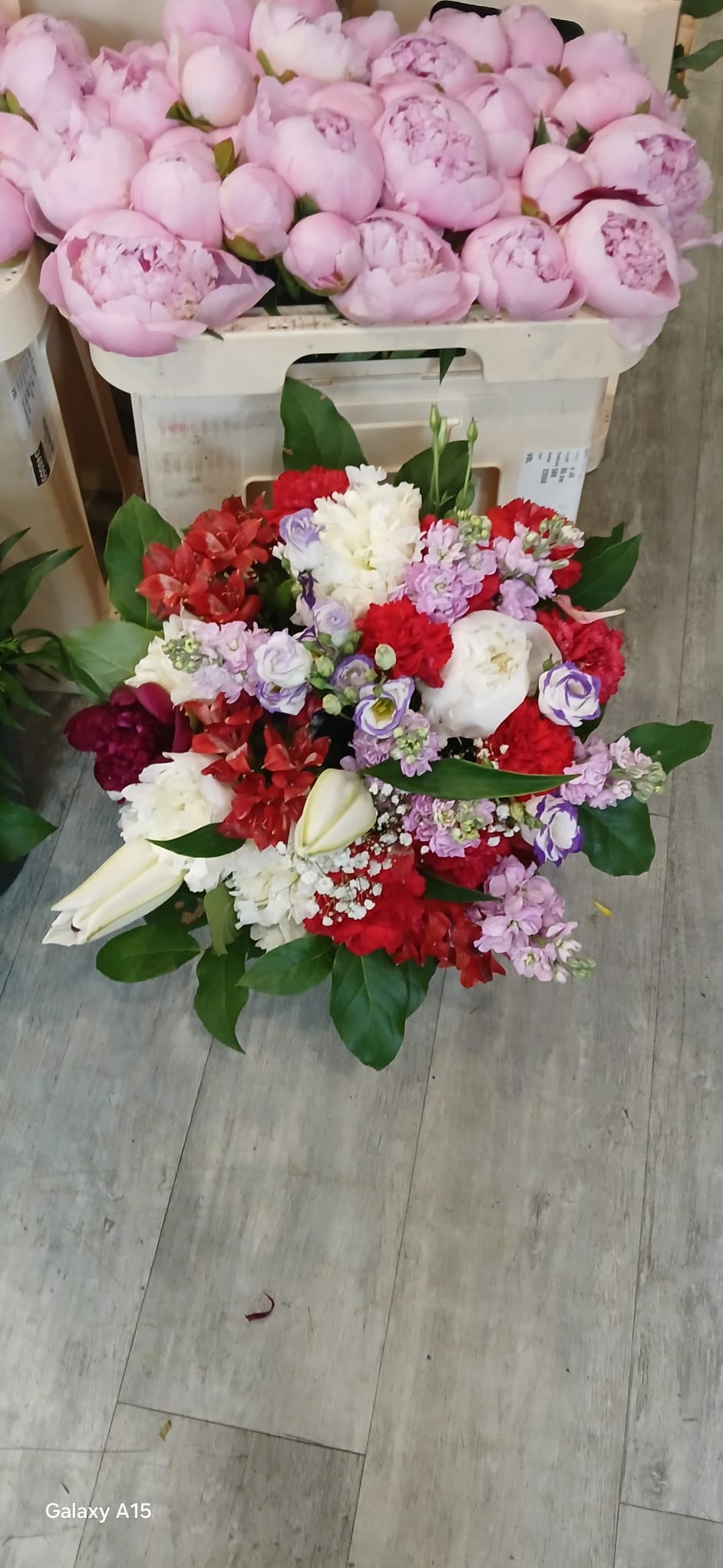 Bouquet Romance Pourpre - œillets rouges, alstroemeria rouge, lisianthus mauve, giroflées, pivoine blanche et lys blanc