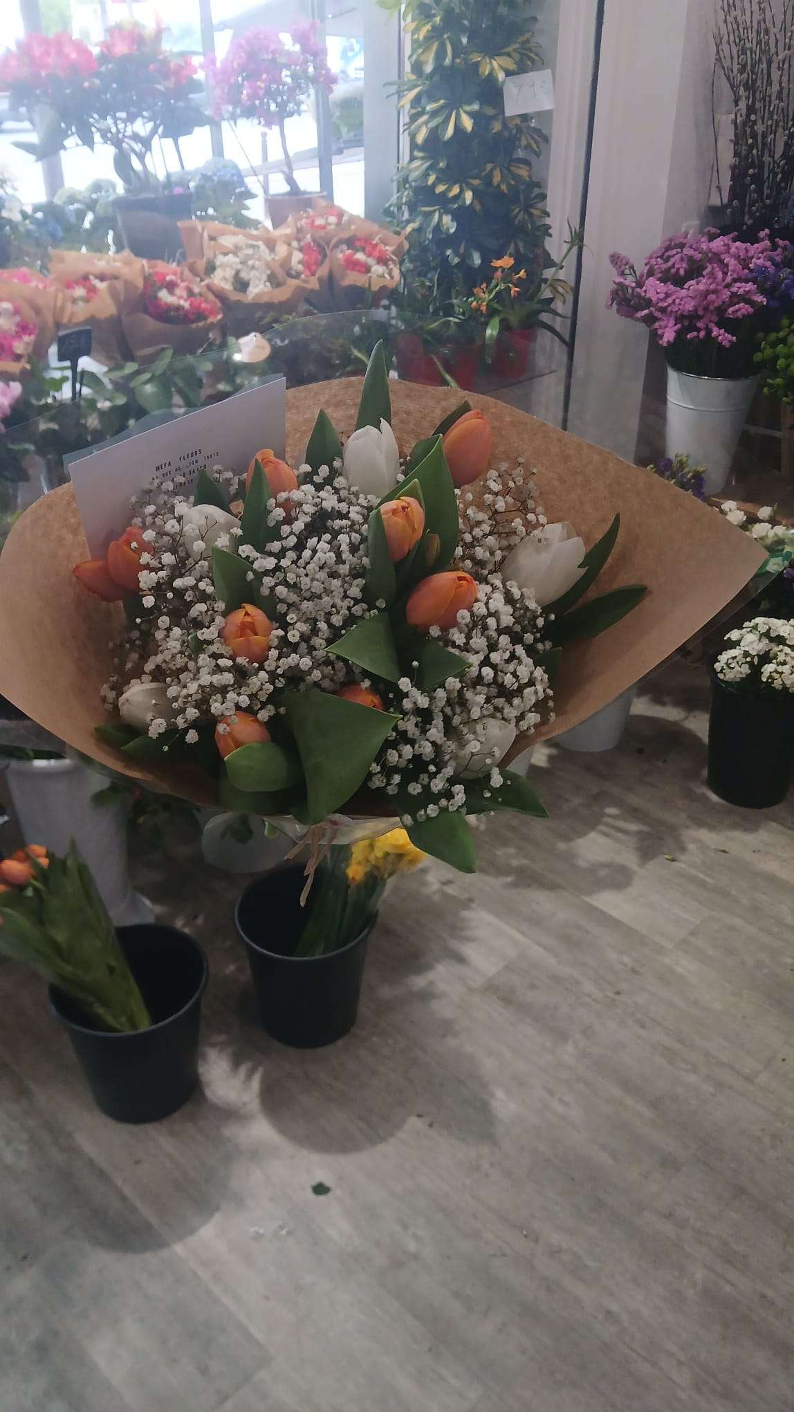 Bouquet Aurore Printanière - tulipes orange et blanches, ponctuées d'un nuage de gypsophile