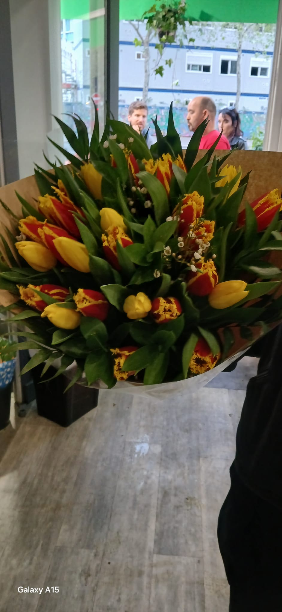 Bouquet Feu de Tulipes - tulipes panachées rouge et jaune, accompagnées de muguet