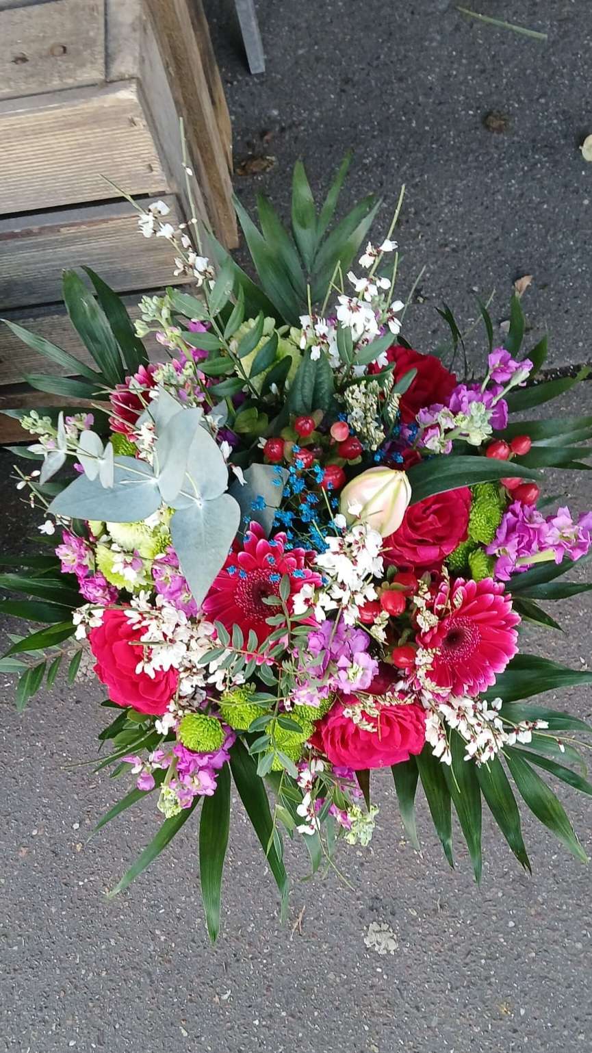 Bouquet Passion Fuchsia - gerbera fuchsia, roses rouges et giroflées mauves, relevés d'eucalyptus