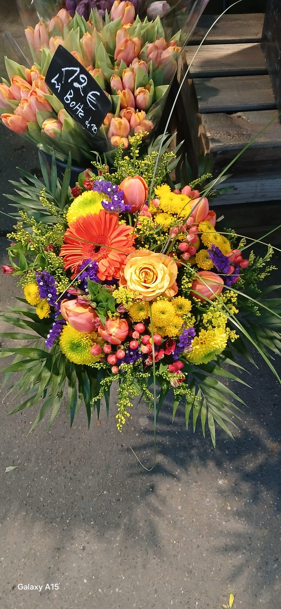 Bouquet Fête Solaire - gerbera orange, rose orange, tulipes, chrysanthèmes jaunes et statice violet