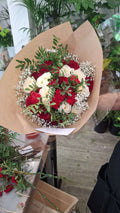 Bouquet de Roses Rouges & Blanches - "Cœur Enlacé"